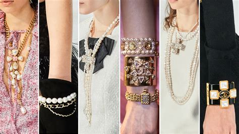 collana perle chanel come abbinarla|Come indossare le perle secondo lo stile Coco Chanel.